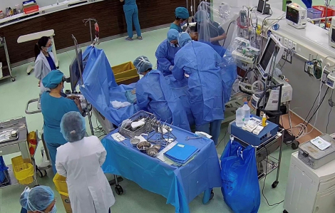 Đang đi cùng mẹ, bé trai 7 tuổi đột ngột ngất xỉu rồi rơi vào nguy kịch