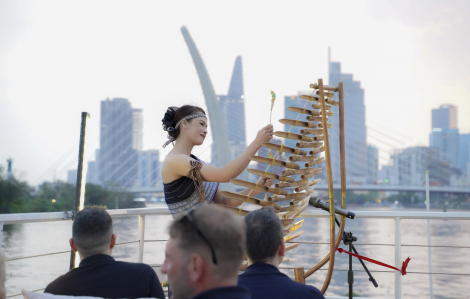 Ngồi thuyền dạo sông Sài Gòn, xem biểu diễn cồng chiêng Tây Nguyên