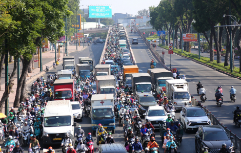 Kẹt xe khắp cửa ngõ sân bay, bến xe ngày cận Tết Bính Ngọ 2026