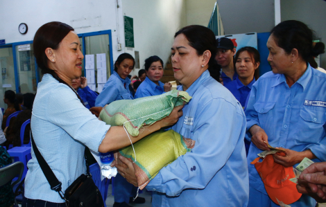 Hơn 120 suất quà tết tặng nữ công nhân vệ sinh, người mắc bệnh hiểm nghèo