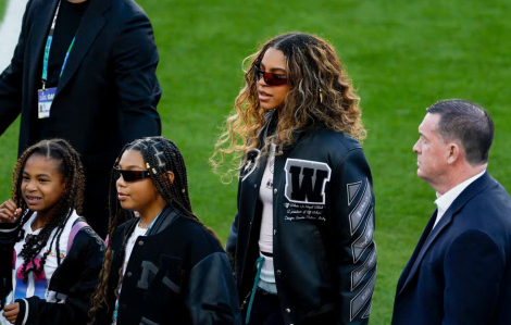 Phong cách tuổi 14 của con gái Beyoncé 'chiếm sóng' tại Super Bowl 2026