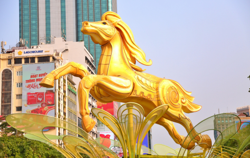 Linh vật ngựa khổng lồ xuất hiện tại đường hoa Nguyễn Huệ