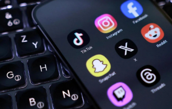 Anh khuyến khích cha mẹ nói chuyện với con cái về mạng xã hội