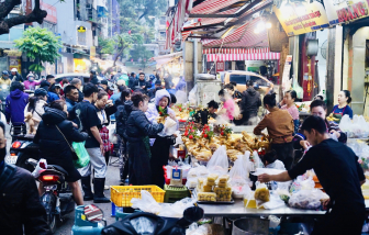 Người dân xếp hàng mua đồ lễ ngày Táo quân