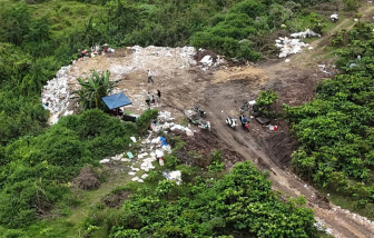 Khởi tố 3 người lập bãi đổ chất thải ven sông, thu lợi mỗi xe từ 50 đến 300 ngàn đồng