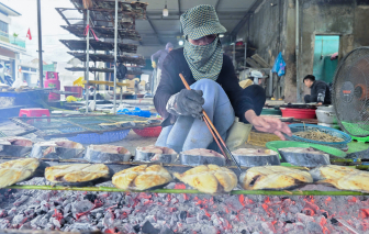 Làng nướng cá đặc sản vào vụ lớn nhất năm