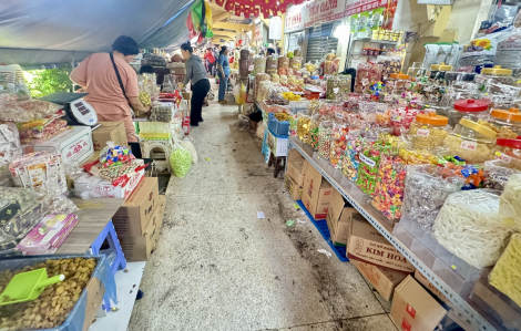 Bánh kẹo tăng giá, các chợ sỉ thưa vắng người mua