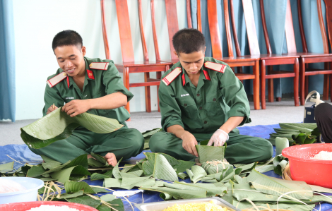 Bộ đội và chị em phường Bình Hòa cùng gói bánh chưng tặng người dân ăn tết