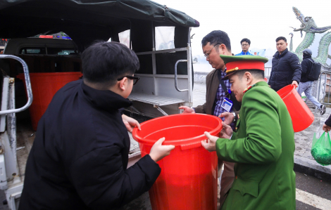 Công an Hà Nội dùng xe chuyên dụng chở cá chép phóng sinh tại Hồ Tây ra sông Hồng