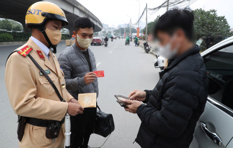 Công an hóa trang thành hành khách để xử lý xe ghép, ô tô chở quá người