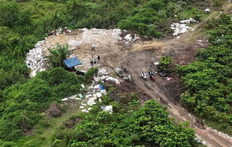 Khởi tố 3 người lập bãi đổ chất thải ven sông, thu lợi mỗi xe từ 50 đến 300 ngàn đồng