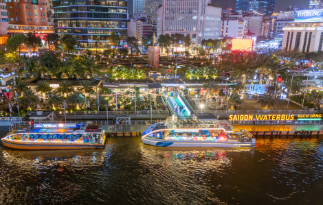 Trải nghiệm du xuân đêm trên sông Sài Gòn
