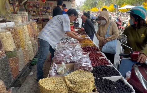 Nhiều mặt hàng tết tăng giá, người dân mua sắm chi li hơn