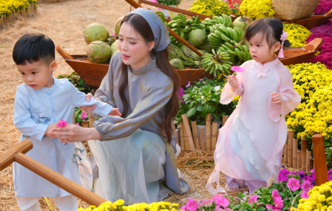 Sao Việt du xuân sớm; Sam kể khổ khi chụp ảnh tết cùng con