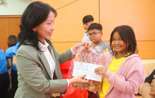 Các “mẹ đỡ đầu” cùng góp tết ấm cho trẻ em thiệt thòi