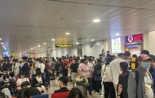 Sân bay Tân Sơn Nhất quá tải ngay trong ngày 23 tháng Chạp