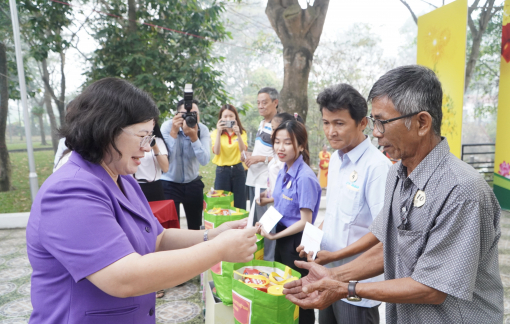 Trao 387 phần quà Tết, khánh thành tuyến đường đèn năng lượng tại xã Bình Chánh