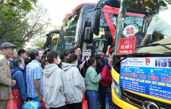 Chuyến xe yêu thương đưa người bệnh về quê đón tết