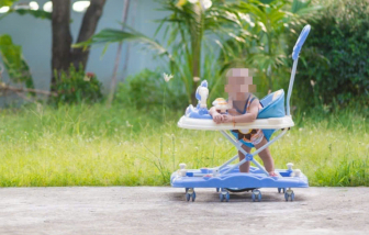 Bé 8 tháng tuổi nguy kịch vì té xe tròn tập đi