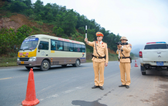 CSGT ứng trực kiểm soát, bảo đảm an toàn cho người dân về quê đón tết