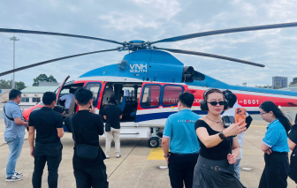 Nhóm du khách Singapore bao trọn trực thăng ngắm TPHCM