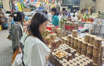 Gừng thẻ, táo sấy hút khách ở chợ tết xanh