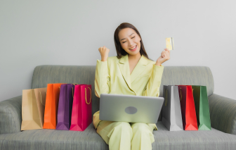 Khi vợ là chiến thần chốt đơn, tiền thưởng trăm triệu cũng bốc hơi theo livestream