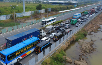 Đường dẫn cao tốc TP.HCM - Long Thành kẹt xe từ sáng đến trưa