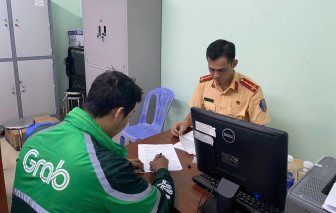 TikToker “Anh Grab Vlog” bị phạt 5 triệu đồng vì quay clip CSGT đăng lên mạng sai mục đích