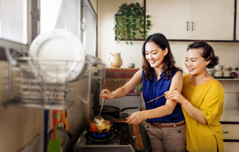 Thương mẹ chồng ngày tết