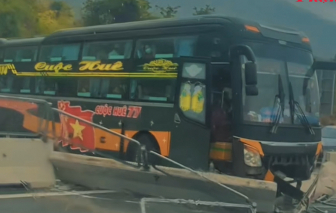 Xe khách mất lái, lao vào dải phân cách trên cao tốc Cam Lâm - Vĩnh Hảo