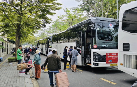 Ấm lòng chuyến xe miền Trung 0 đồng đưa người dân khó khăn về quê đón tết