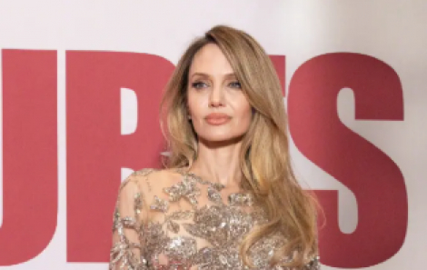 Angelina Jolie ghi điểm với váy ánh kim tại sự kiện ở Paris