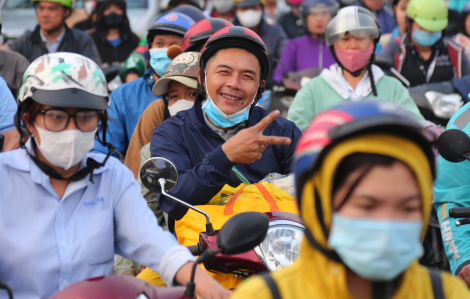 CSGT TPHCM dùng flycam phân luồng, hỗ trợ người dân về miền Tây ăn tết