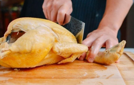 Người đàn ông suýt mất tay vì chặt gà làm cỗ tết