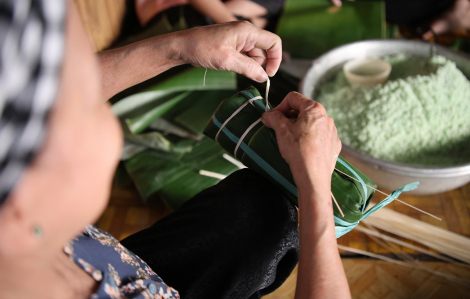 Những người phụ nữ giữ hồn bánh tét quê