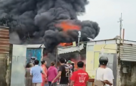 Xã Đông Thạnh: Cháy lớn kho hàng ngay trong khu dân cư