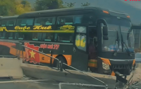 Xe khách mất lái, lao vào dải phân cách trên cao tốc Cam Lâm - Vĩnh Hảo