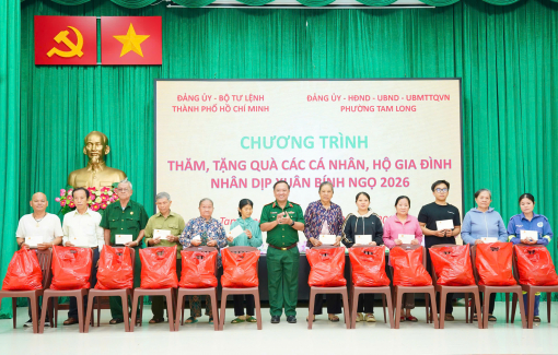 Bộ Tư lệnh TPHCM trao 100 phần quà tết cho người dân phường Tam Long