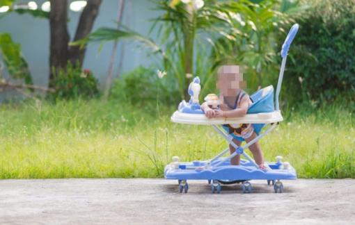 Bé 8 tháng tuổi nguy kịch vì té xe tròn tập đi