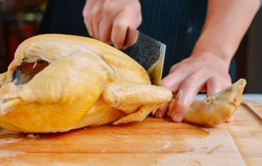 Người đàn ông suýt mất tay vì chặt gà làm cỗ tết