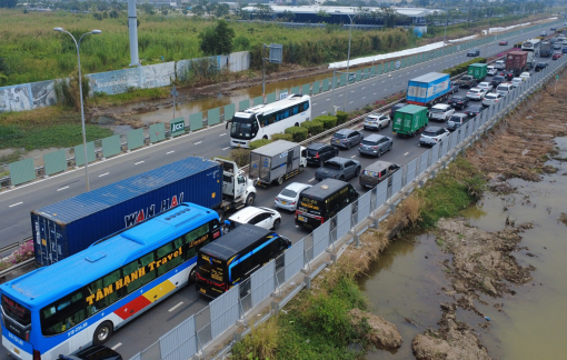 Đường dẫn cao tốc TP.HCM - Long Thành kẹt xe từ sáng đến trưa