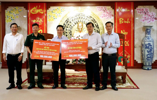 Thành ủy TPHCM tặng quà tết cho chiến sĩ, người dân tỉnh Cà Mau