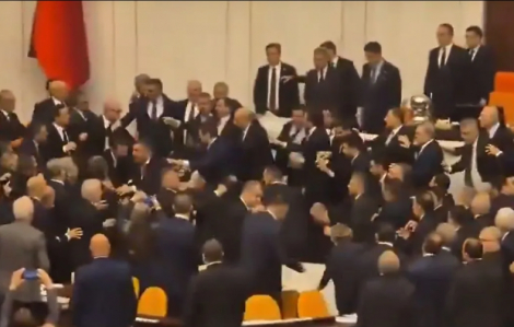 Ẩu đả kinh hoàng trong quốc hội Thổ Nhĩ Kỳ