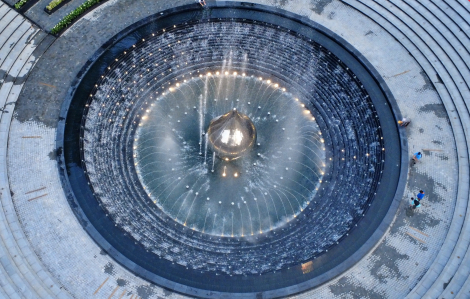 “Giọt nước” thắp sáng tưởng niệm nạn nhân COVID-19 tại công viên Lý Thái Tổ