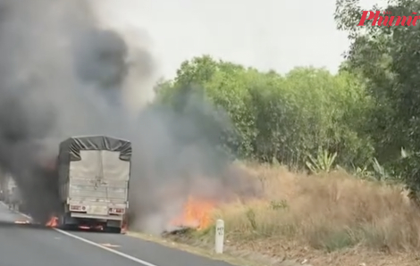 Xe tải cháy ngùn ngụt trên cao tốc Phan Thiết - Dầu Giây, giao thông ùn ứ