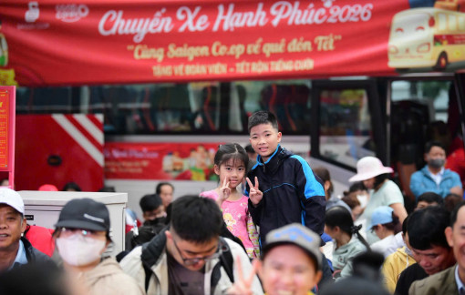 Chuyến xe 0 đồng đưa 900 người dân, sinh viên khó khăn về quê ăn tết