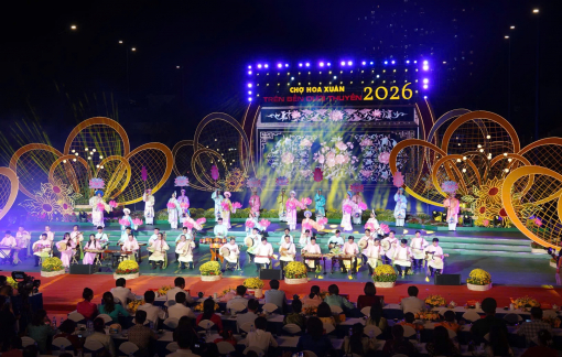 Giữa lòng thành phố, rực rỡ chợ hoa xuân trên bến dưới thuyến