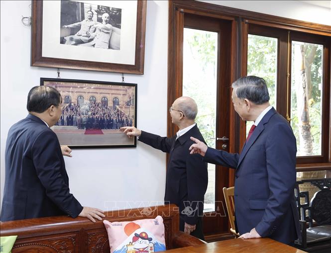 Tổng Bí thư Tô Lâm với thân nhân gia đình Thủ tướng Chính phủ Phạm Văn Đồng.