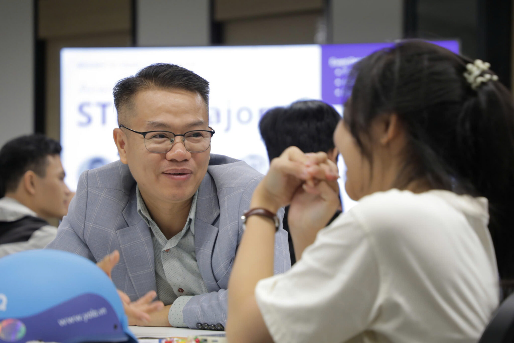 TS Trương Trung Kiên đang trò chuyện với các bạn sinh viên trong một sự kiện giới thiệu về nhóm ngành STEM